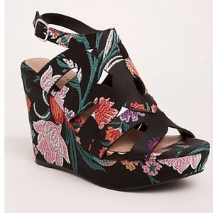 NWT formal brocade platform sandal wide width